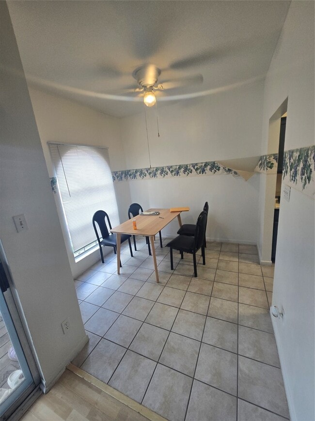 Foto del edificio - 6500 Harbor Town Dr