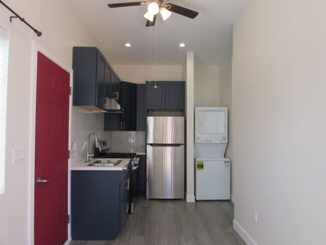 Foto del edificio - Jr ADU-1 bedroom 320sq ft Washer/Dryer/Refrigerator--Gated parking