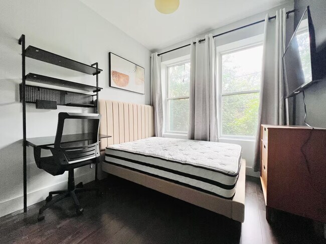 Foto del edificio - Furnished room/NOT APARTMENT