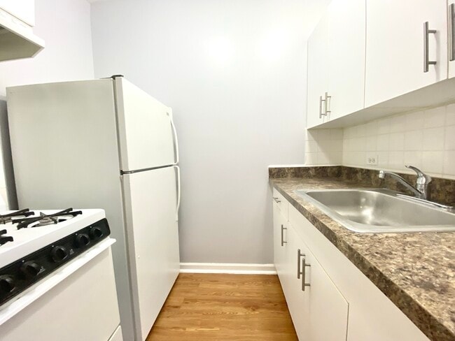 Building Photo - 4241 N Kenmore Ave