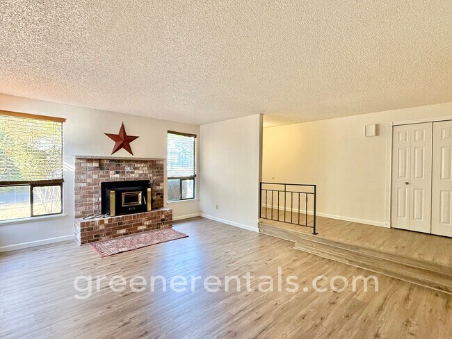 Foto del edificio - Cozy Meets Convenient in This Lacey Charme...