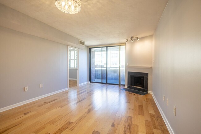 Building Photo - Charming Top Floor 2 BR/1 BA Condo in Nort...