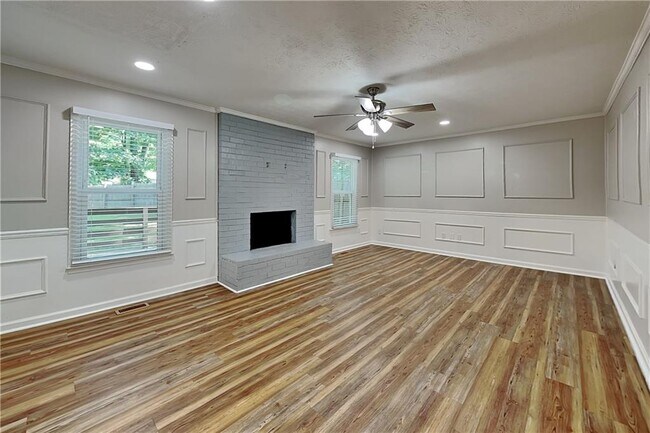 Foto del edificio - 6839 Woodcreek Ln