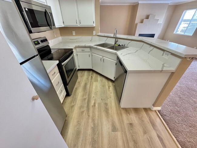 Building Photo - ADORABLE 2 BEDROOM, 2 BATHROOM DOWNSTAIRS ...