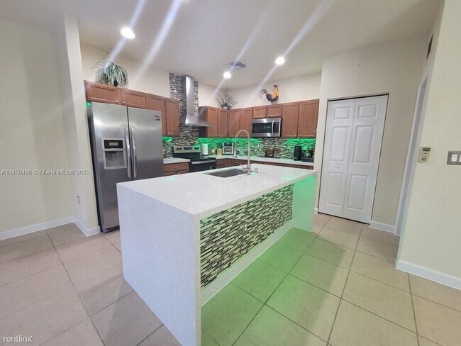 Foto del edificio - 5 br, 3 bath House - 175 NE 26th Ave
