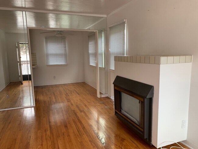 711D Living Room - 711 Cedar St