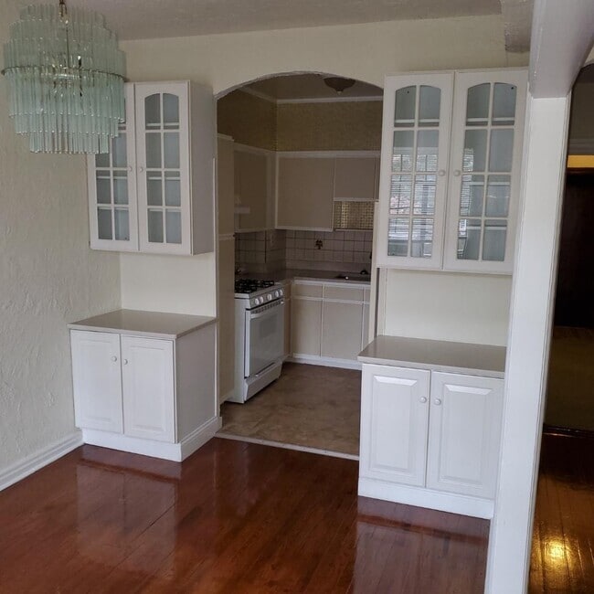 Seeley Apartments - Seeley Apartments