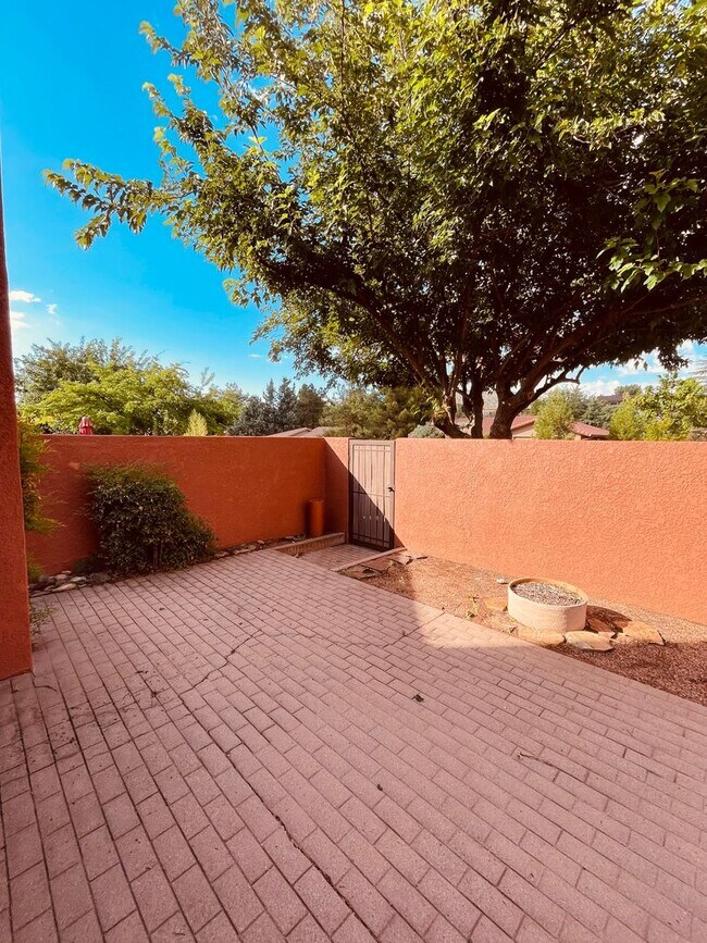 Foto del edificio - 165 Verde Valley School Rd