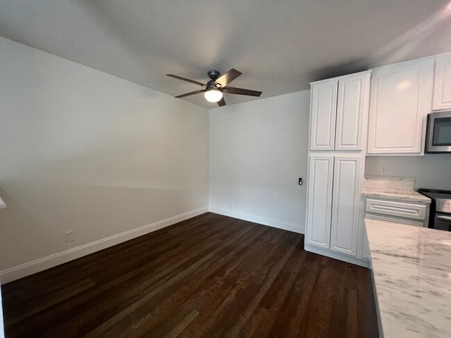 Building Photo - Amazing one bedroom located in desirable L...