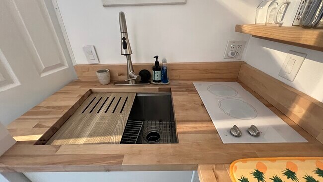 cocina pequeña con 2 quemadores - 880 Commonwealth Ave