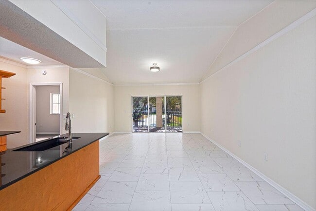 Foto del edificio - 2400 Centergate Dr