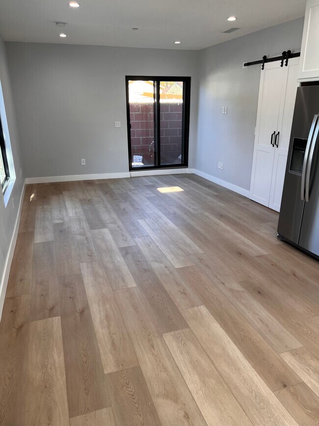 Sala de estar - 2901 Virginia Ave
