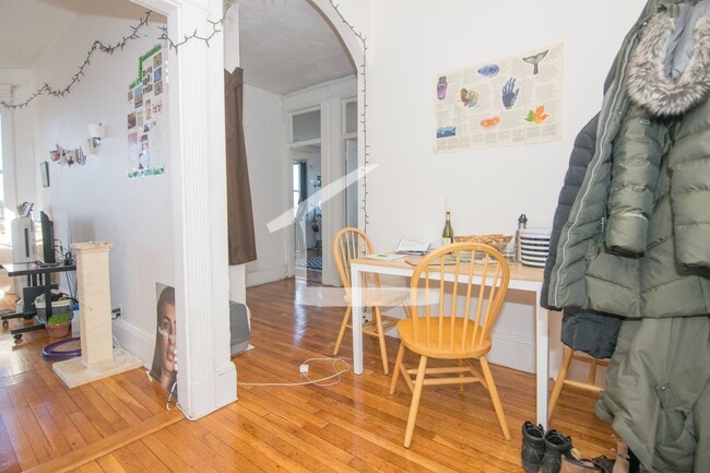 Building Photo - Unique and 'DePent' Allston Apartment