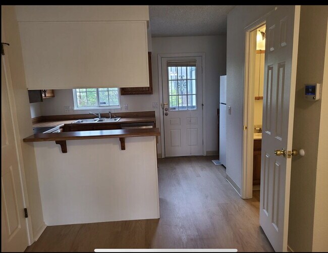 Building Photo - Wonderful 2 Bed, 1.5 Bath Townhouse with Fireplace + Community Pool