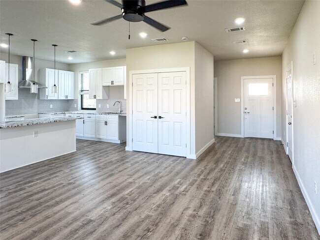 Foto del edificio - 530 Lucy Rd