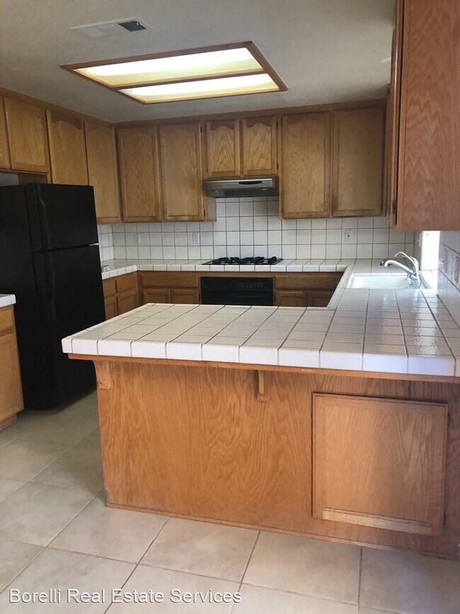 Foto del edificio - 5 br, 3 bath House - 1819 Fir Dr.