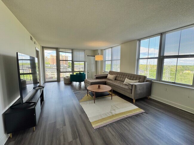 Foto del edificio - 11800 Sunset Hills Rd