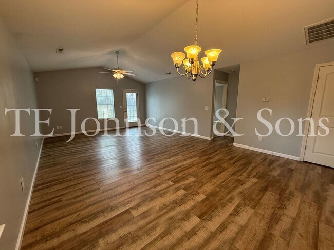 Foto del edificio - Modern Comfort with Vaulted Ceilings & Garage in Winston-Salem