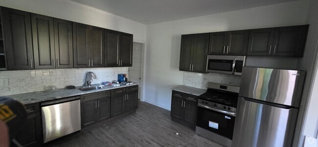 Building Photo - 572 River St
