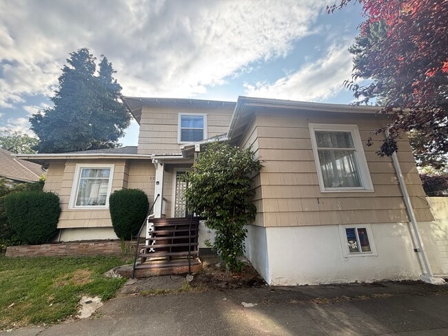 Building Photo - 2515 SE 28th Pl