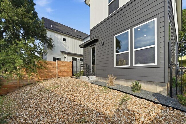 Building Photo - 2216 Yellow Jacket Ln