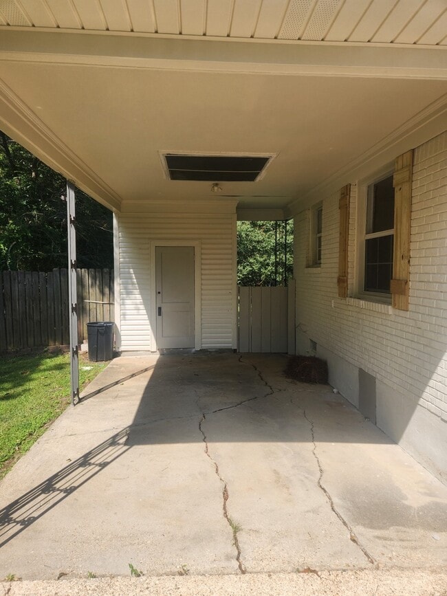 Building Photo - 709 Vassar Dr