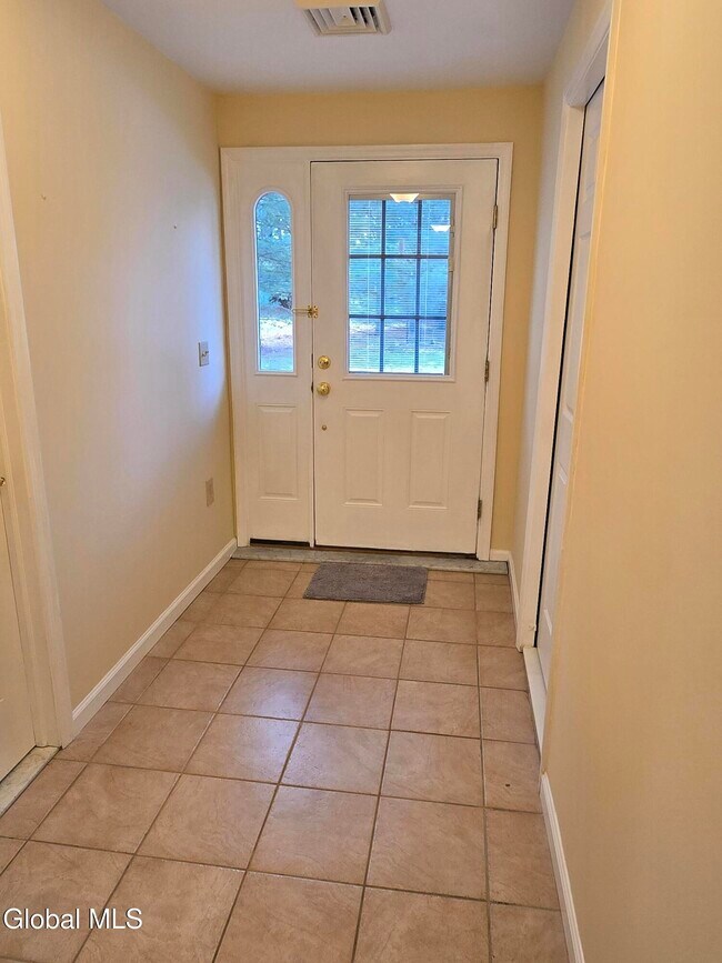 Foto del edificio - 7 Bedford Dr