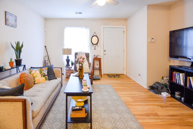 Building Photo - 2Bd/1Ba Apartment Close to MUSC and CofC