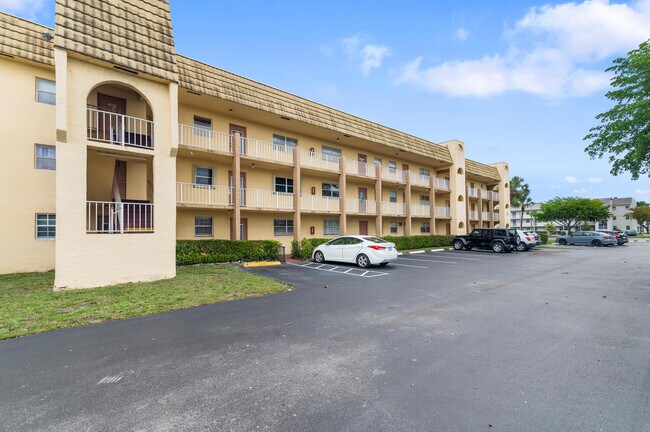 Foto del edificio - 8285 Sunrise Lakes Blvd