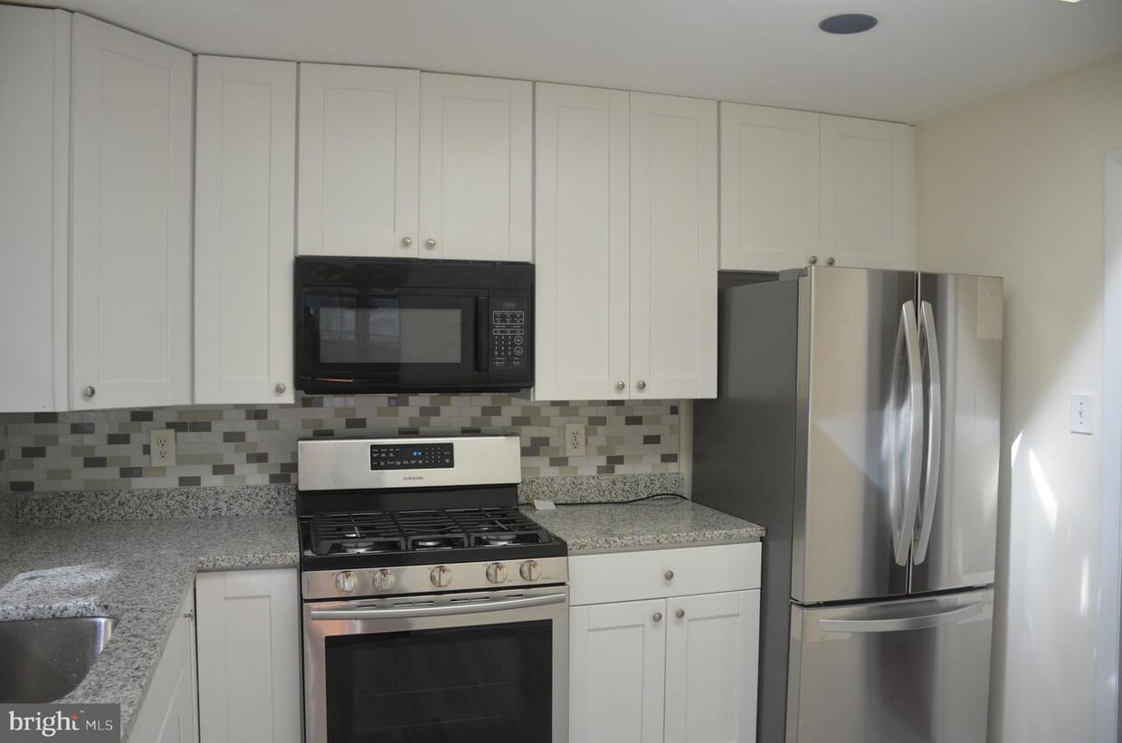 Primary Photo - 1446 Mayflower Dr