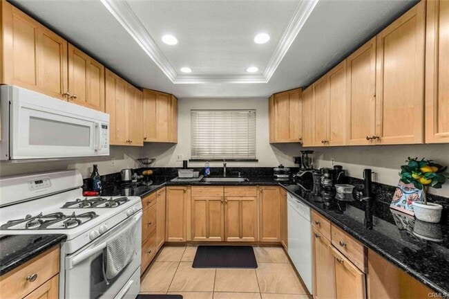 Building Photo - Resort-Style Living in Signal Hill - 2 Bed/2 Bath Condo for Lease