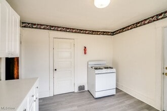 Building Photo - 485 Allyn St