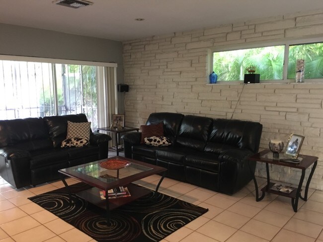 Family Room - 150 SW 27th Rd