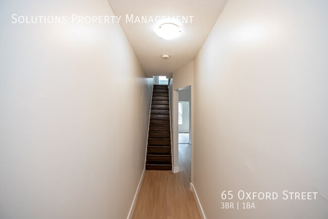 Building Photo - **Updated 3 Bedroom, 1 Bath Full House**
