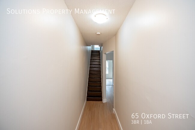 Photo du bâtiment - **Updated 3 Bedroom, 1 Bath Full House**