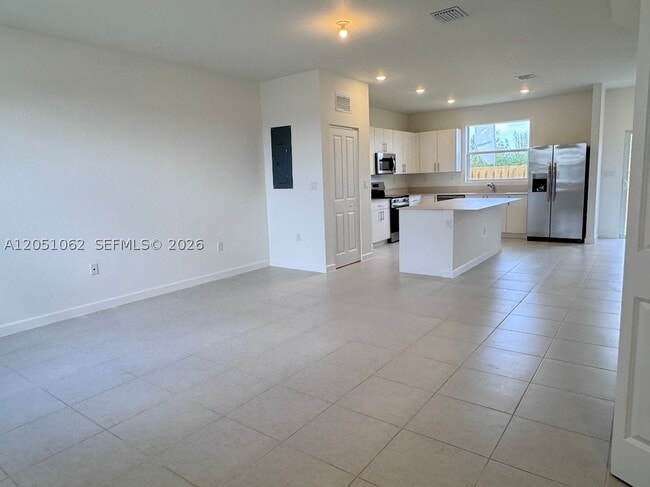 Building Photo - 1182 Palm Dr