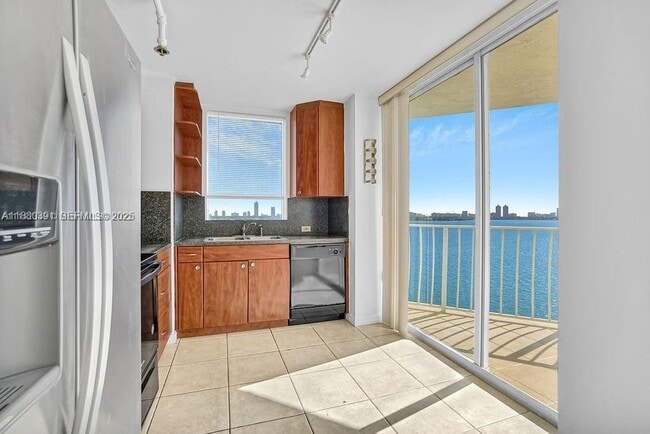 Foto del edificio - 7601 E Treasure Dr