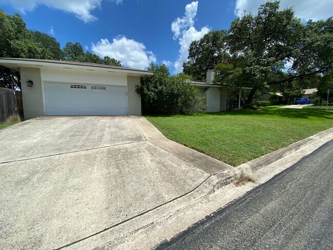 Foto del edificio - July Move-In Special - Fabulous 4/2 single...