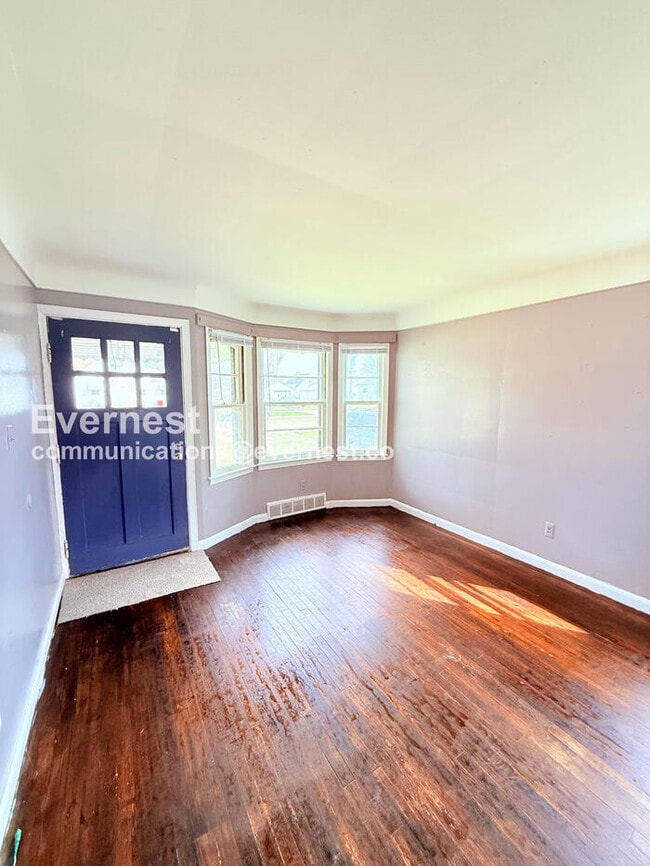 Building Photo - 3 Bed/1 Bath Home with Detached Garage / Vouchers Accepted / Available Now!