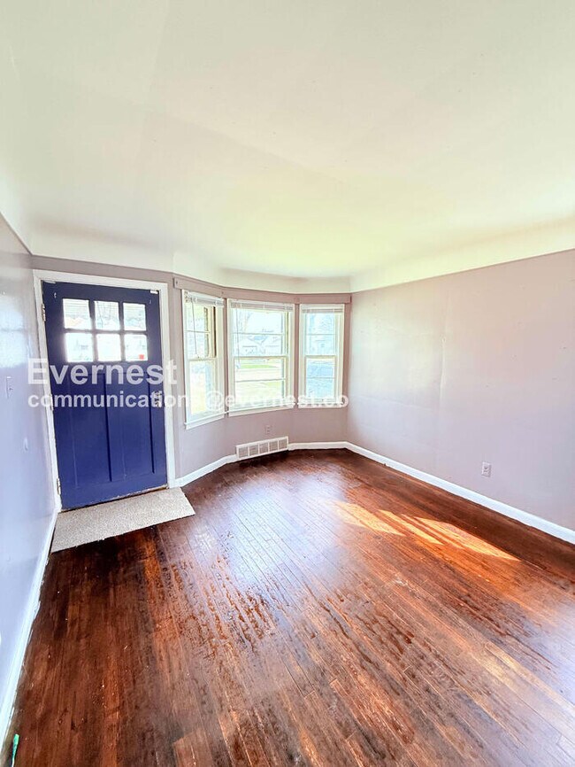 Foto del edificio - 3 Bed/1 Bath Home with Detached Garage / Vouchers Accepted / Available Now!