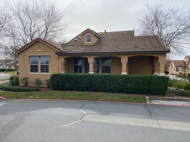 Porche con vista lateral - 1000 Orleans Ct