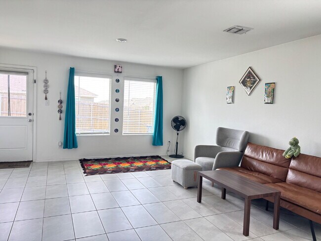 Foto del edificio - 900 Mountain Laurel Rd
