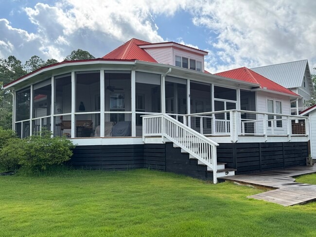 Foto del edificio - 458 Bayou Cir