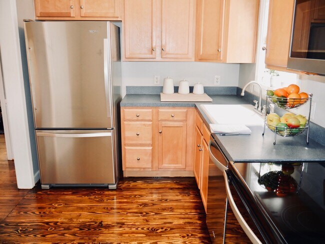 Building Photo - Beautiful 3 Bedroom, 2 Bathroom House Avai...