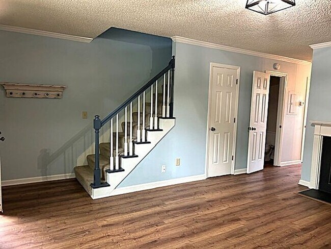 Building Photo - Townhome - 2 Bedroom 1.5 bath