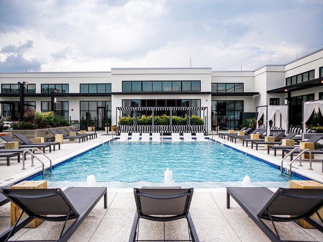 Piscina y solárium en la azotea estilo resort - Sentral West Midtown at Star Metals