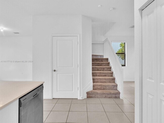 Foto del edificio - 20381 NW 4th Ct