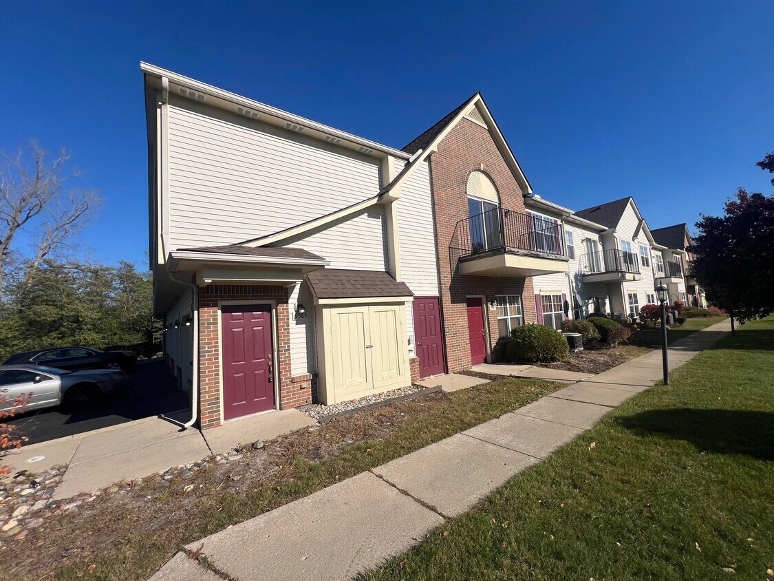 Foto principal - 9589 Lakeside Dr