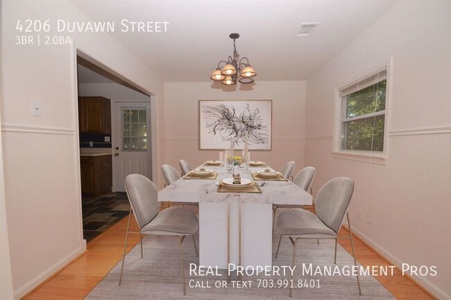 Foto del edificio - Great Commuter Location - Three Bedroom, T...