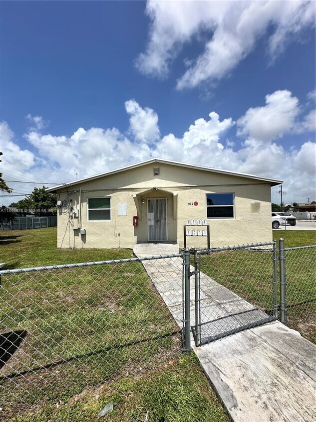 Foto principal - 912 NW 9th Ave